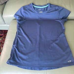 Athletic blue tee with side pockets and breathable material